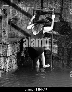 Die Millionärin Dreharbeiten Juli 1960 abgebildet Sophia Loren italienische Schauspielerin im Wasser während der Dreharbeiten Plot Zusammenfassung wenn ihr Vater stirbt Epifania Parerga ein Italiener in London wird die Welt s reichste Frau sie fühlt sich unvollständig ohne einen Ehemann und verliebt sich in einen bescheidenen indischen Arzt Dr. Ahmed el Kabir Peter Sellers Stockfoto