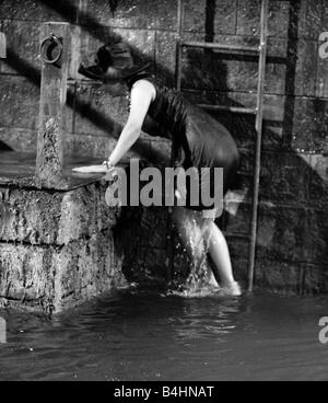 Die Millionärin Dreharbeiten Juli 1960 abgebildet Sophia Loren italienische Schauspielerin im Wasser während der Dreharbeiten Plot Zusammenfassung wenn ihr Vater stirbt Epifania Parerga ein Italiener in London wird die Welt s reichste Frau sie fühlt sich unvollständig ohne einen Ehemann und verliebt sich in einen bescheidenen indischen Arzt Dr. Ahmed el Kabir Peter Sellers Stockfoto