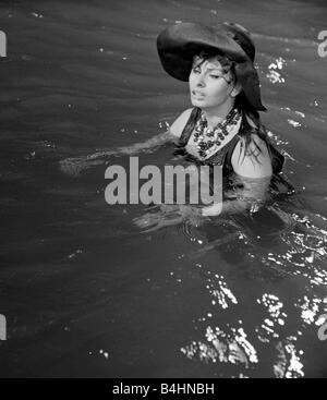 Die Millionärin Dreharbeiten Juli 1960 abgebildet Sophia Loren italienische Schauspielerin im Wasser während der Dreharbeiten Plot Zusammenfassung wenn ihr Vater stirbt Epifania Parerga ein Italiener in London wird die Welt s reichste Frau sie fühlt sich unvollständig ohne einen Ehemann und verliebt sich in einen bescheidenen indischen Arzt Dr. Ahmed el Kabir Peter Sellers Stockfoto