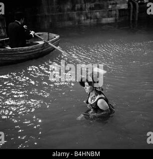 Die Millionärin Dreharbeiten Juli 1960 abgebildet Sophia Loren italienische Schauspielerin im Wasser während der Dreharbeiten Plot Zusammenfassung wenn ihr Vater stirbt Epifania Parerga ein Italiener in London wird die Welt s reichste Frau sie fühlt sich unvollständig ohne einen Ehemann und verliebt sich in einen bescheidenen indischen Arzt Dr. Ahmed el Kabir Peter Sellers Stockfoto