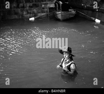 Die Millionärin Dreharbeiten Juli 1960 abgebildet Sophia Loren italienische Schauspielerin im Wasser während der Dreharbeiten Plot Zusammenfassung wenn ihr Vater stirbt Epifania Parerga ein Italiener in London wird die Welt s reichste Frau sie fühlt sich unvollständig ohne einen Ehemann und verliebt sich in einen bescheidenen indischen Arzt Dr. Ahmed el Kabir Peter Sellers Stockfoto