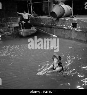 Die Millionärin Dreharbeiten Juli 1960 abgebildet Sophia Loren italienische Schauspielerin im Wasser während der Dreharbeiten Plot Zusammenfassung wenn ihr Vater stirbt Epifania Parerga ein Italiener in London wird die Welt s reichste Frau sie fühlt sich unvollständig ohne einen Ehemann und verliebt sich in einen bescheidenen indischen Arzt Dr. Ahmed el Kabir Peter Sellers Stockfoto