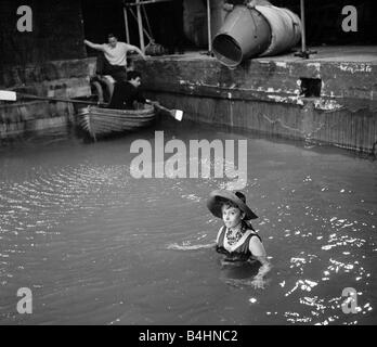 Die Millionärin Dreharbeiten Juli 1960 abgebildet Sophia Loren italienische Schauspielerin im Wasser während der Dreharbeiten Plot Zusammenfassung wenn ihr Vater stirbt Epifania Parerga ein Italiener in London wird die Welt s reichste Frau sie fühlt sich unvollständig ohne einen Ehemann und verliebt sich in einen bescheidenen indischen Arzt Dr. Ahmed el Kabir Peter Sellers Stockfoto