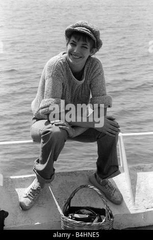 Schauspielerin Jane Birkin tragen eine wollige Pullover und Mütze auf dem Cannes Film Festival Mai 1976 Mirrorpix Stockfoto