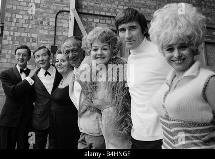 Filme tragen auf wieder Arzt April 1969 Dreharbeiten in Pinewood Studios Schauspieler Schauspielerinnen im Bild während einer Pause, Charles Hawtrey Kenneth Williams Hattie Jacques Sid James Joan Sims Jim Dale und Barbara Windsor Stockfoto