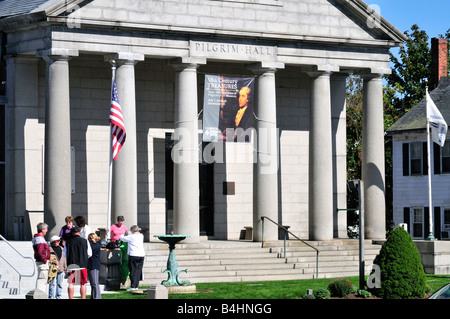 Außenansicht des Pilgrim Hall Museums in Plymouth Massachusetts USA mit Gruppe von Menschen vor Treppen und Säulen Stockfoto