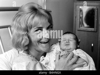 Sheila Hancock Juli 1964 Schauspielerin im Alter von 29 Jahren alte Bild mit Neugeborenen Tochter 8 5Ib Melanie Jane Ross am Hammersmith Hospital London Ehefrau von Alec Ross Schauspieler Mirrorpix Stockfoto
