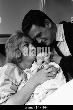 Sheila Hancock Juli 1964 Schauspielerin im Alter von 29 Jahren alte Bild mit Neugeborenen Tochter 8 5Ib Melanie Jane Ross am Hammersmith Hospital London Ehefrau von Alec Ross Schauspieler Mirrorpix Stockfoto