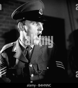 John Thaw Juni 1966 Schauspieler im Alter von 24 Jahren Darsteller als Sgt John Mann in ABC Produktion Redcap für BBC Fernsehen der 1960er Jahre Schauspieler TV Programme Drama Armee militärische Unterhaltung Portrait tragen Uniform Hut Geschrei Bestellungen Stockfoto