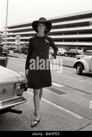 Schauspielerin Diana Rigg auf der Straße Juni 1967 Stockfoto