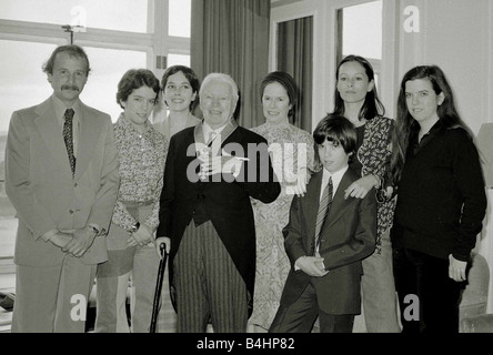 Charlie Chaplin war geadelt durch die Königin am Buckingham Palast Sir Charlie Chaplin dann zurück ins Hotel Savoy mit anderen Mitgliedern seiner Familie Ritterschaft Kinder Frau Komiker Komödie März 1975 der 1970er Jahre Mirrorpix Januar 2 1975 Schauspieler Charlie Chaplin ist geadelt durch seine königliche Hoheit Queen Elizabeth II LAFJan05 4. März 1975 Geburtstag Königin verleiht Knighthood auf Comic-Genie Chaplin Silent Filmlegende Charlie Chaplin geworden Sir Charles nach einer Zeremonie im Buckingham Palace LAFMAR05 Stockfoto