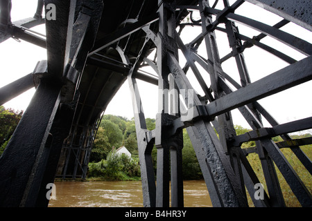 Die Brücke von Ironbridge, Shropshire, UK, am Fuße der Brücke gesehen. Stockfoto