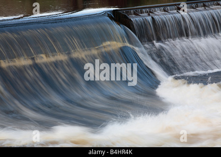 Wasser fließt über ein Wehr. Auf dem Fluß Vyrnwy am Lake Vyrnwy, Powys, Wales. Stockfoto