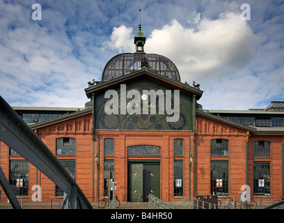 Fluss zugewandten Seite des ehemaligen Fischauktionshalle in Hamburg genommen von der Brücke Stockfoto