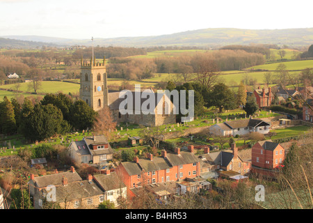 Teil der Stadt Montgomery und die Pfarrkirche St. Nikolaus. Montgomeryshire, Powys, Wales. Stockfoto