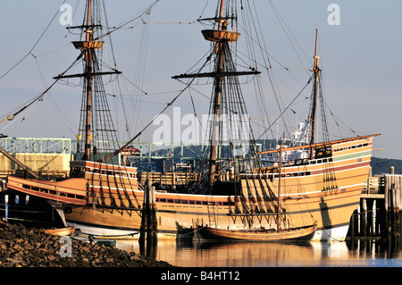 2 der Mayflower in Plymouth Harbor, MA angedockt.  Nachbau des Segelschiffes, das die Pilger im Jahr 1620 nach Amerika gebracht. USA Stockfoto