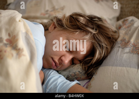 Junge Frau im Bett schlafen Stockfoto