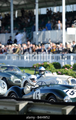 Goodwood Revival: Konkurrenten nehmen ihre Plätze an den Start. Bild von Jim Holden Stockfoto