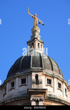 Statue der Justitia auf Old Bailey Court London England UK Stockfoto