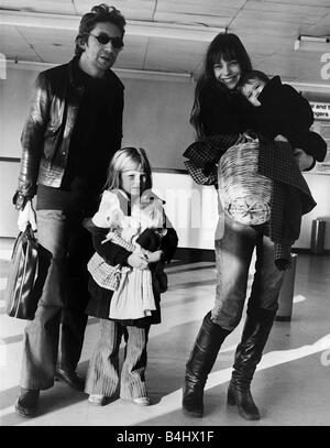 Serge Gainsbourg französische Komponist Musiker und Familie 1973 Schauspielerin Frau Jane Birkin und Kinder am Flughafen Heathrow Stockfoto