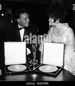 Frau Elizabeth Taylor und Richard Burton Schauspieler im Bild mit ihrer britischen Filmpreis Stockfoto