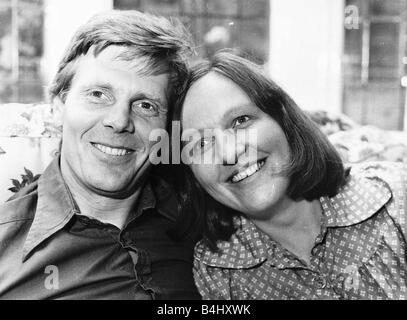 James Fox Schauspieler mit seiner Frau Mary Fox nach ein Comeback mit dem Film Greystoke Die Legende von Tarzan, nachdem er 10 Jahre als eine missionarische April 1984 Dbase msi Stockfoto