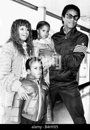 Jermaine Jackson Singer Ankunft am Flughafen Heathrow mit seiner Frau Greta und Sohn Jermain Tochter September 1982 Herbst Stockfoto