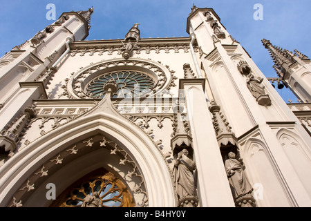 Gotische Kapelle (St. Alexander Nevsky orthodoxe Kirche, 1834) in Alexandria Park, Peterhof, St. Petersburg, Russland Stockfoto