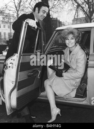 Schauspielerin Kim Novak und Ehemann Richard Johnson Schauspieler verlassen London Pflegeheim nach der Behandlung für ihre Rückenverletzung Stockfoto