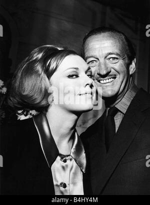 Schauspieler David Niven mit Schauspielerin Kim Novak auf einer Party im Savoy Hotel London während einer Party statt anzukündigen MGM s neu gesehen film 13, in dem sie zusammen Sterne Stockfoto
