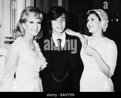 Debbie Reynolds mit Kindern Todd Fisher und Carrie Fisher Juli 1974 nach dem Öffnen einer dreiwöchigen Saison ihrer eigenen Show im Londoner Palladium Theatre Dbase MSI Stockfoto