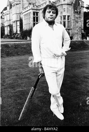Oliver Reed Schauspieler erwartet seinerseits auf dem Gelände eines herrschaftlichen Hauses Januar 1981 Fledermaus Dbase MSI Stockfoto
