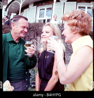 Schauspieler John Mills und Frau Mary Haley Bell toast ihre Tochter Hayley an ihrem 21. Geburtstag April 1967 Stockfoto