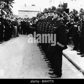 Norman Weisheit Komiker Schauspieler im Einklang mit 120 Polizisten für den Film On The Beat Stockfoto