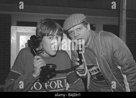 Britischer Schauspieler David Jason mit Schauspielkollegen Nicholas Lyndhurst aus der TV-Serie nur Dummköpfe und Pferde Februar 1985 Stockfoto
