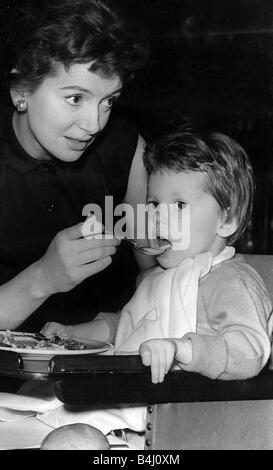 Schauspielerin Deborah Kerr kamen in Southampton heute Abend mit ihrem Mann und zwei Kindern an Bord der Queen Mary nach sieben Jahren in der amerikanischen wo wechselte sie von einem kalten zu einem Monroe Schauspielerin gesehen hier Fütterung Tochter Francesca 2. Juni 1954 im Alter von Stockfoto
