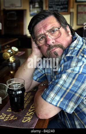 Schauspieler Ricky Tomlinson in der Kneipe mit seinen Lieblings-Pint milde trinken Alkohol Bar lokale Stockfoto