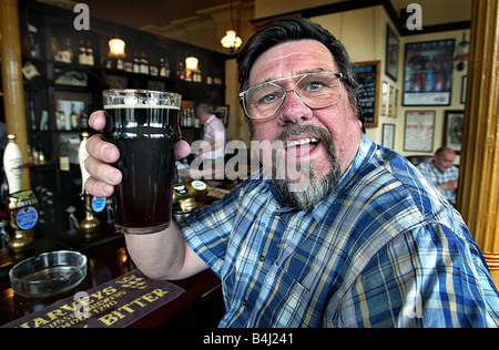 Schauspieler Ricky Tomlinson in der Kneipe mit seinen Lieblings-Pint milde trinken Alkohol Bar lokale Stockfoto