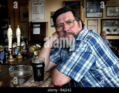 Schauspieler Ricky Tomlinson in der Kneipe mit seinen Lieblings-Pint milde trinken Alkohol Bar lokale Stockfoto