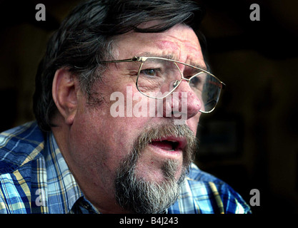 Schauspieler Ricky Tomlinson in der Kneipe mit seinen Lieblings-Pint milde trinken Alkohol Bar lokale Stockfoto