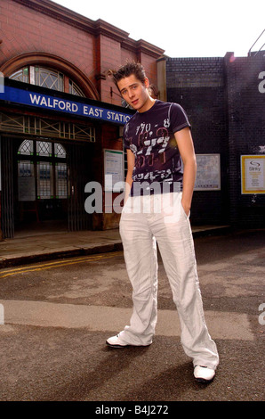 Christopher Parker April 2004 Schauspieler im Alter von 20 Jahren, die den Charakter spielt Spencer Mond in Eastenders im Bild gesetzt in den Elstree Studios aka Chris Parker Stockfoto