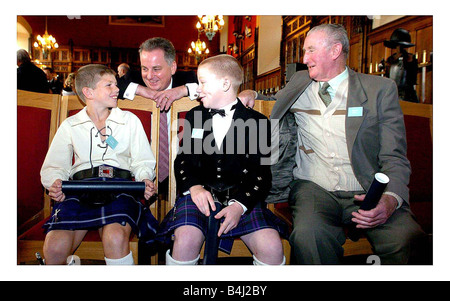 Ersten Ministers Jack McConnell Gastgeber der Schottlands Helden Awards im Edinburgh Castle in Recognitiuon von der Tapferkeit des normalen Schotten Leute Pic Curtis Roberts 11 und Ryan Simpson 13, die eine alte Dame aus ihrem brennenden Haus geholfen und Michael braun 81 teilen einen Witz mit erster minister Jack McConnell Stockfoto