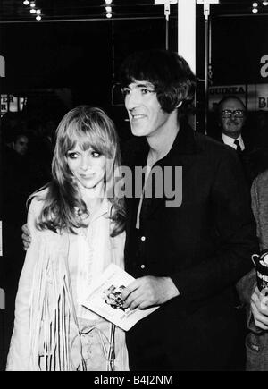 Peter Cook Komiker Schauspieler und Frau Judy Huxtable 1970 kommen bei Premiere Film The Rise and Rise of Michael Rimmer Stockfoto