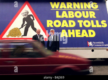 Konservativer Führer David McLetchie mit Umwelt-Sprecher Murray Tosh Juni 1999 mit neuen Wahlplakat Stockfoto