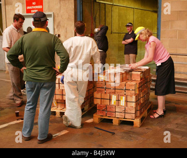 Bewaffnete Polizisten und Raub Verdacht hegt an der Szene eines versuchten 30 Millionen Pfund Goldbarren RAID bei Swissport in der Nähe von Heathrow Airport Juni 2005 vereitelt, dass Goldbarren Raubüberfälle auf Heathrow 2000sBULLION RAID AT SWISSPORT HEATHROW RAIDERS wird verhaftet durch bewaffnete Polizei Juni 2005 Goldbarren Raubüberfälle auf Heathrow 2000er Jahre Mirrorpix vereitelt Stockfoto