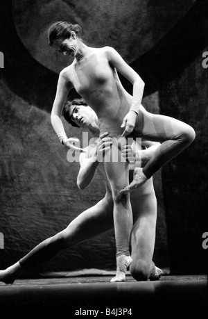 Mitglieder der Sadlers Wells Ballet Company arbeiten eine zeitgenössische während s London Festival Ballet Stockfoto