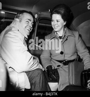 Shirley Temple Black Kinderdarstellerin in London sitzt im Taxi mit Ehemann Dbase MSI Stockfoto