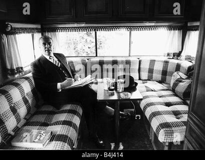 George Cole Schauspieler in Minder nimmt sich eine Auszeit von den Dreharbeiten August 1983 Dbase msi Stockfoto