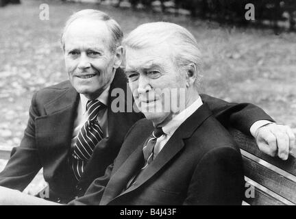 Henry Fonda und James Stewart August 1975 Henry Fonda Schauspieler sitzen mit James Stewart auf Bank in einem Londoner park Dbase MSI Stockfoto