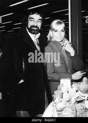 Kim Novak-Schauspielerin und Ex-Mann Richard Johnson Schauspieler Dezember 1972 in Heathrow Flughafen Dbase MSI Stockfoto